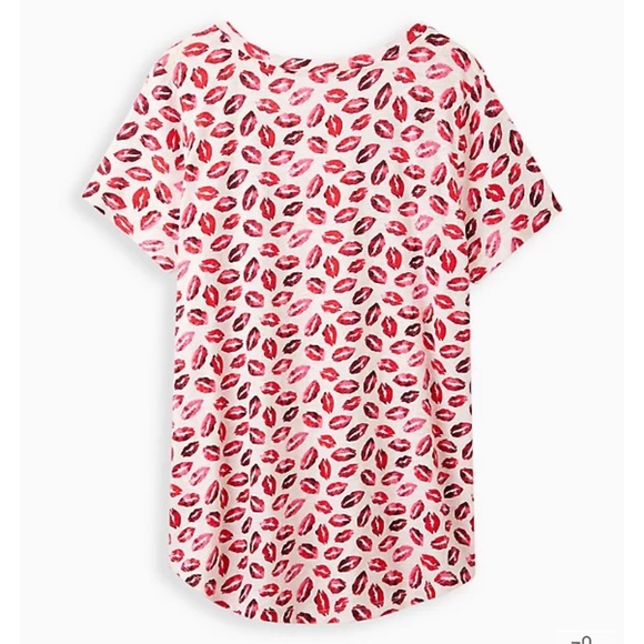 NEW torrid lips V neck top - Picture 2 of 8